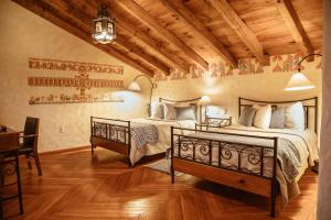 Un dormitorio con 2 camas y un escritorio en una habitación. en Hotel Villas Casa Morada en San Cristóbal de Las Casas