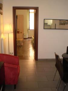 ローマにあるTrasteverooms La Bernardonのリビングルーム(赤いソファ、鏡付)