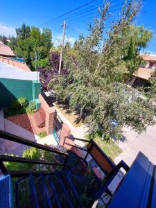 uma vista superior de uma escada numa casa com árvores em Las Retamas - Viviendas Turísticas em Zapala