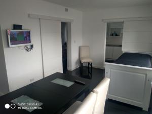 a living room with a black table and a bed at Vista Angular in Tandil