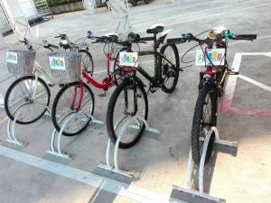 在乌汶布利斯酒店内部或周边骑自行车