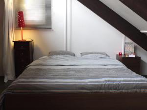 Säng eller sängar i ett rum på Holiday Home in Gemmenich with Forest Views