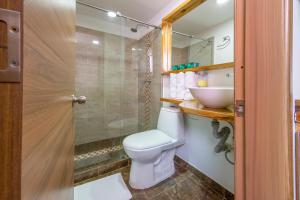 Un baño con inodoro, lavabo y ducha. en Marckia Hotel, en Armenia 24 fotos más