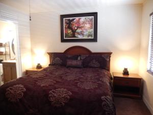 a bedroom with a bed and a picture on the wall at The Gateway Restaurant & Lodge in Three Rivers