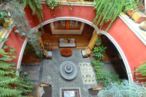 einen Blick über eine Terrasse mit einem Tisch und Stühlen in der Unterkunft Hotel Spa Mansion Santa Isabella in Riobamba