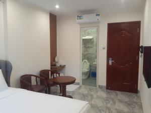 Postel nebo postele na pokoji v ubytování PEACE HOTEL