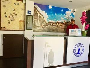 Majoituspaikan Hotel Parque Santander Tunja aula tai vastaanotto