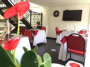 A restaurant or other place to eat at Hotel Parque Santander Tunja