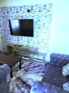 TV o dispositivi per l'intrattenimento presso Standard Gardens 1-2-3 bedrooms Apartment Kisumu