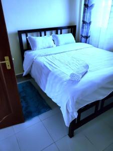 Rúm í herbergi á Standard Gardens 1-2-3 bedrooms Apartment Kisumu