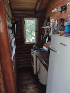 Kitchen o kitchenette sa Cabaña de Troncos en la montaña