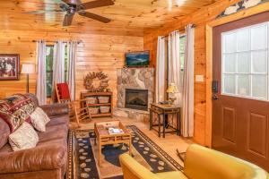 Afbeelding uit fotogalerij van PERMANENT VACATION-Private Honeymoon Cabin with Hot Tub in Sevierville