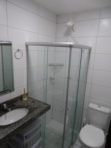 ein Badezimmer mit Dusche, Toilette und Waschbecken in der Unterkunft Flat Condomínio Monte Castelo - Gravatá PE in Recife