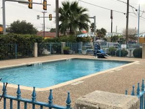 a small swimming pool in the middle of a street at Sky Palace Inn By Jasper Near AT & T Center in San Antonio