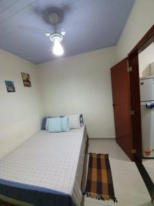 a bedroom with a bed and a ceiling at Casa em Arraial do Cabo in Arraial do Cabo