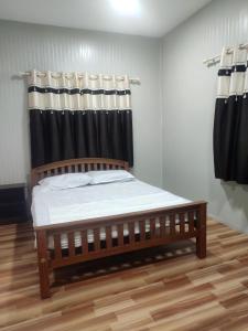Кровать или кровати в номере Vidhara Rooms