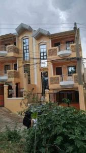 una gran casa amarilla con muchas ventanas en Mary Chiang Baguio Transient House en Baguio