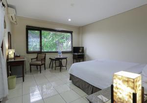 Llit o llits en una habitació de The Jayakarta Suites Komodo Flores