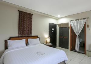 Llit o llits en una habitació de The Jayakarta Suites Komodo Flores