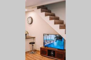 Televisyen dan/atau pusat hiburan di Spacious Krevės apartment by Polo Apartments