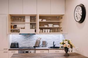 Dapur atau dapur kecil di Spacious Krevės apartment by Polo Apartments