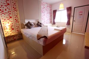 a bedroom with a large bed in a room at Bearing26 Hotel in Bangna