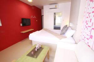 TV a/nebo společenská místnost v ubytování Bearing26 Hotel