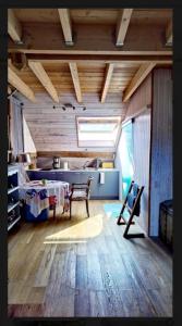 een slaapkamer met een bed en een tafel in een kamer bij Chalet Alpin in Saint-Offenge-Dessous