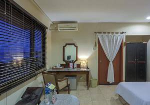 Llit o llits en una habitació de The Jayakarta Suites Komodo Flores