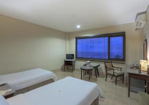 Llit o llits en una habitació de The Jayakarta Suites Komodo Flores