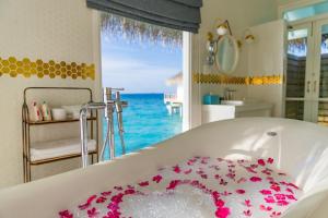 Postel nebo postele na pokoji v ubytování Sun Siyam Iru Veli - 24 Hours Premium All-Inclusive with Free Transfers