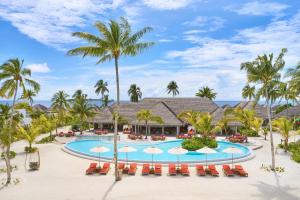ein Luftblick auf ein Resort mit einem Pool und Palmen in der Unterkunft Sun Siyam Iru Veli Premium All Inclusive in Dhaalu Atoll