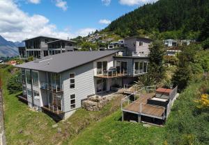 uma vista aérea de uma casa numa colina em Highview Retreat em Queenstown