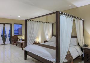 Llit o llits en una habitació de The Jayakarta Suites Komodo Flores