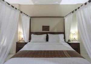 Llit o llits en una habitació de The Jayakarta Suites Komodo Flores