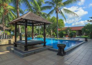 Piscina a The Jayakarta Suites Komodo Flores o a prop