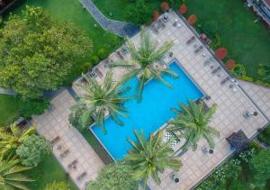 Piscina a The Jayakarta Suites Komodo Flores o a prop