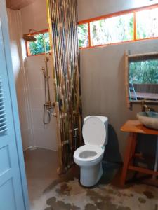 a bathroom with a toilet and a sink at Nông Trại Thảnh Thơi in Ben Tre