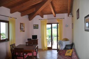 ein Wohnzimmer mit einem Tisch und einem Esszimmer in der Unterkunft Bed and Breakfast Latteletto in Tortoreto Lido