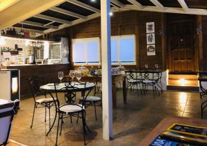 jadalnia ze stołami i krzesłami oraz bar w obiekcie Hotel Finca Aldabra w mieście Pinos Genil