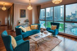 Гостиная зона в FIRST CLASS 3BR with full BURJ KHALIFA VIEW
