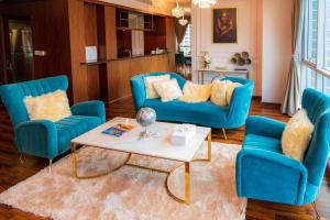 Гостиная зона в FIRST CLASS 3BR with full BURJ KHALIFA VIEW