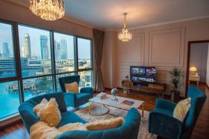 Телевизор и/или развлекательный центр в FIRST CLASS 3BR with full BURJ KHALIFA VIEW
