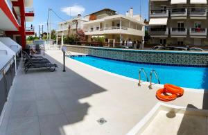 una piscina di fronte a un edificio di Princess Luxury Suite a Paralia Katerinis