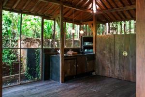 Køkken eller tekøkken på Villa Mahadevi 2 Ubud Jungle Retreat Joglo