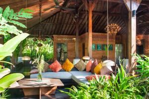 En have udenfor Villa Mahadevi 2 Ubud Jungle Retreat Joglo