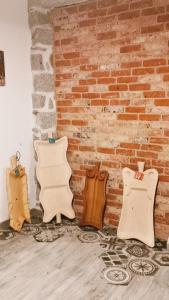 オルゴーゾロにあるviche vicheの煉瓦の壁の前に座る椅子4脚