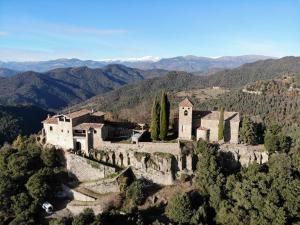 un viejo castillo en la cima de una montaña en Castell de Llaés, en Llaés