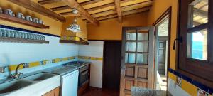 Una cocina o zona de cocina en Castell de Llaés