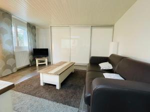 Una sala de estar con un sofá y una mesa de café. en Petite Maison Andernos, en Andernos-les-Bains 15 fotos más
